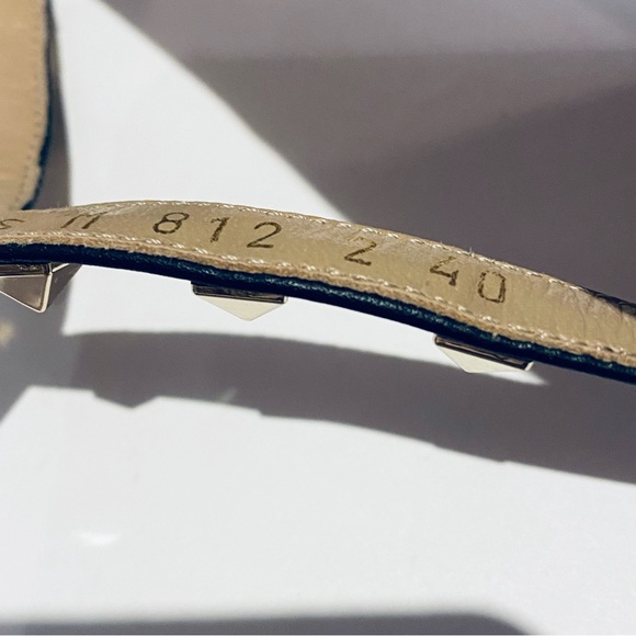 VALENTINO GARAVANI ROCKSTUD BLACK FLAT THONG SANDALS. - Picture 13 of 16